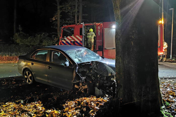 Auto in botsing met boom