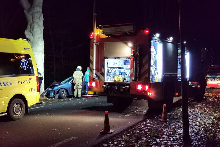 Auto in botsing met boom