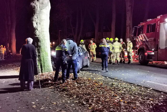 Auto in botsing met boom