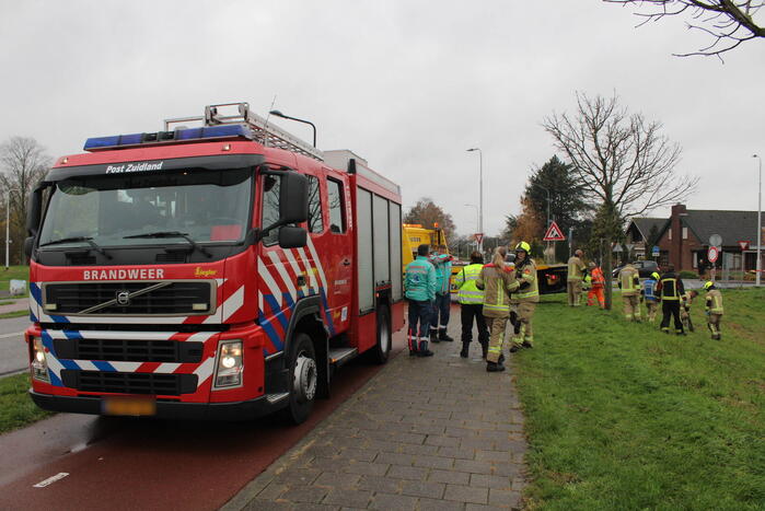 Auto belandt in sloot