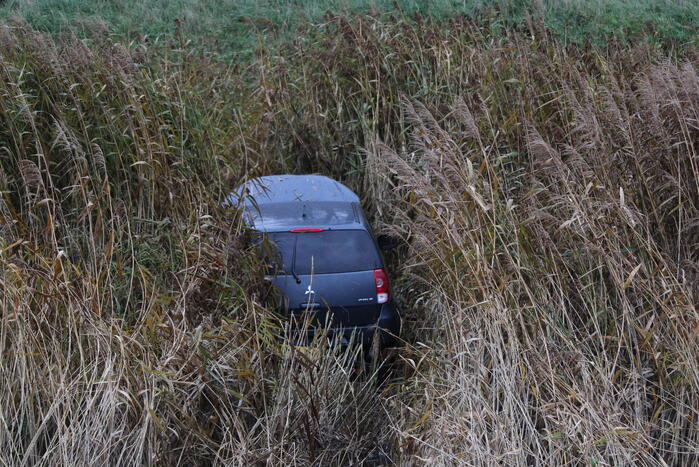 Auto belandt in sloot