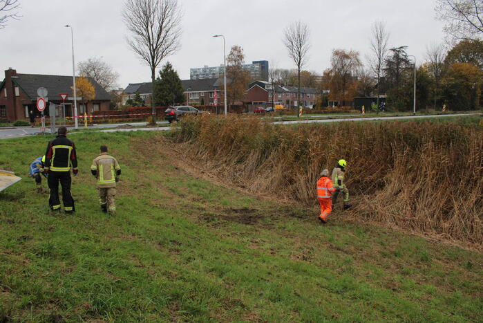 Auto belandt in sloot