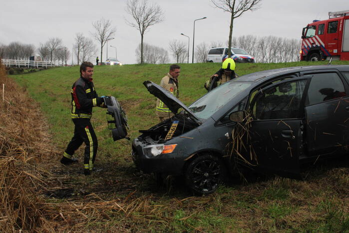 Auto belandt in sloot