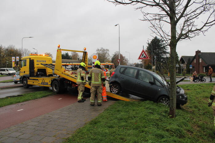 Auto belandt in sloot