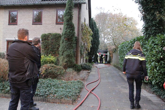 Motor in brand in garage van woning