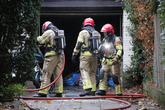 Motor in brand in garage van woning
