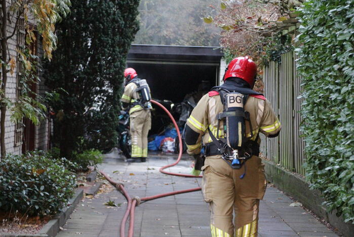 Motor in brand in garage van woning