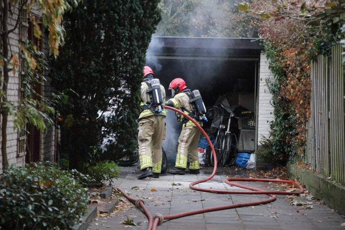 Motor in brand in garage van woning