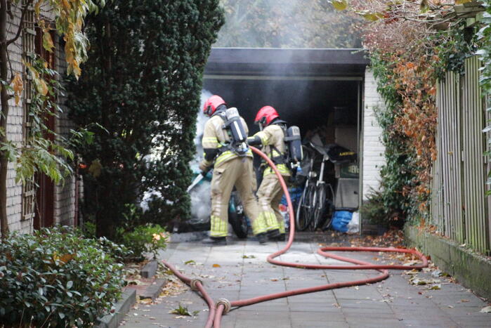Motor in brand in garage van woning