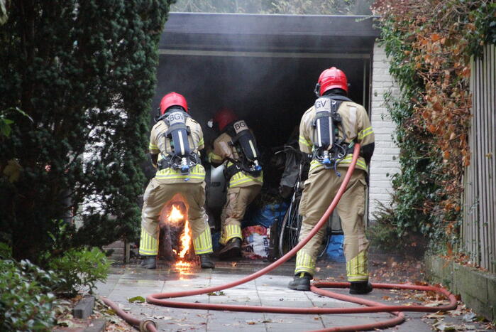 Motor in brand in garage van woning