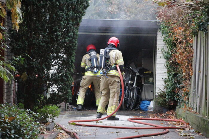 Motor in brand in garage van woning