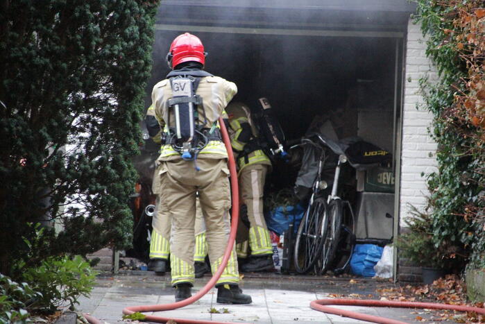 Motor in brand in garage van woning