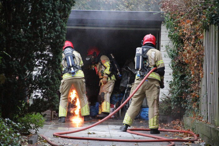 Motor in brand in garage van woning