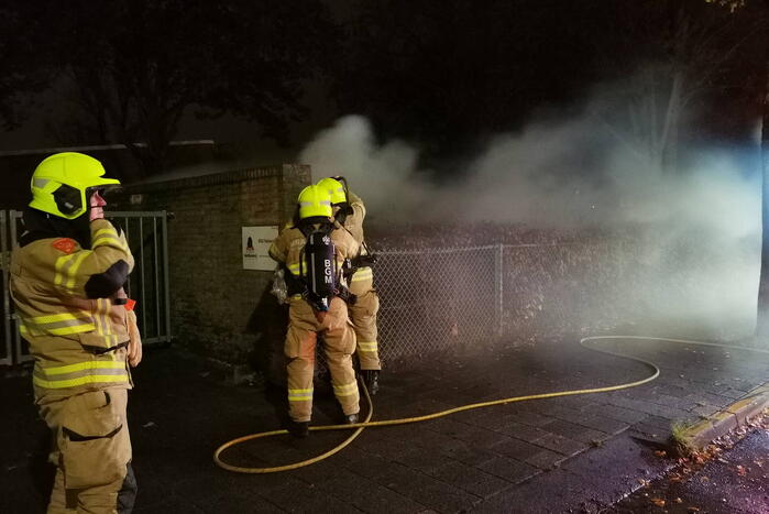 Container in brand op schoolplein