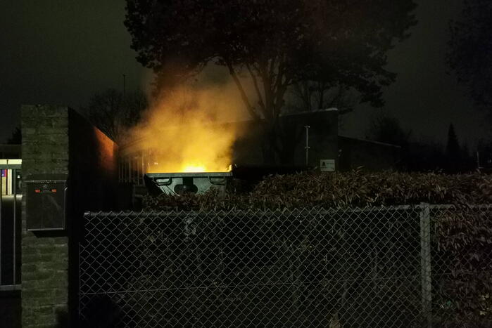 Container in brand op schoolplein