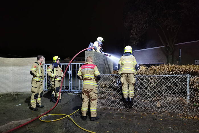 Container in brand op schoolplein