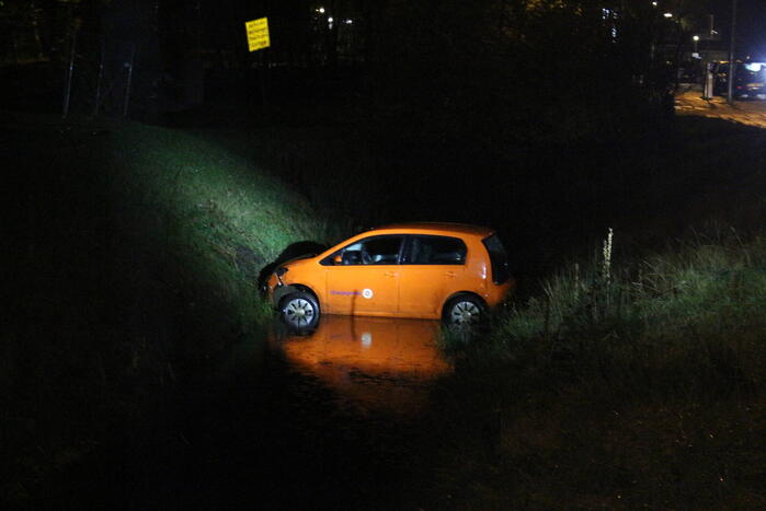 Personenauto belandt in ondiepe sloot