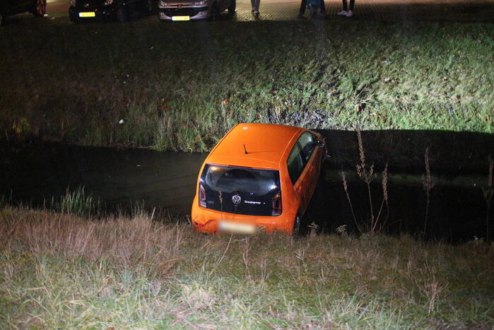 Personenauto belandt in ondiepe sloot