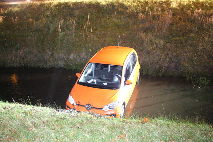 Personenauto belandt in ondiepe sloot