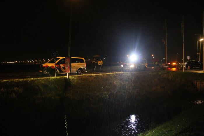 Personenauto belandt in ondiepe sloot