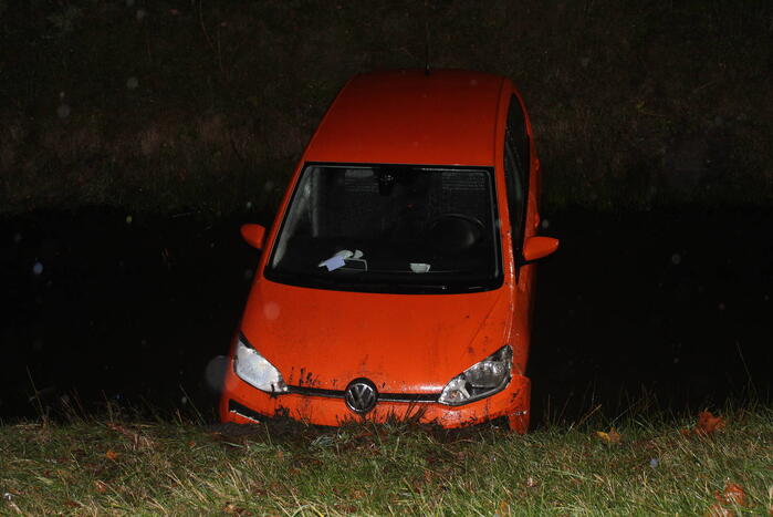 Personenauto belandt in ondiepe sloot