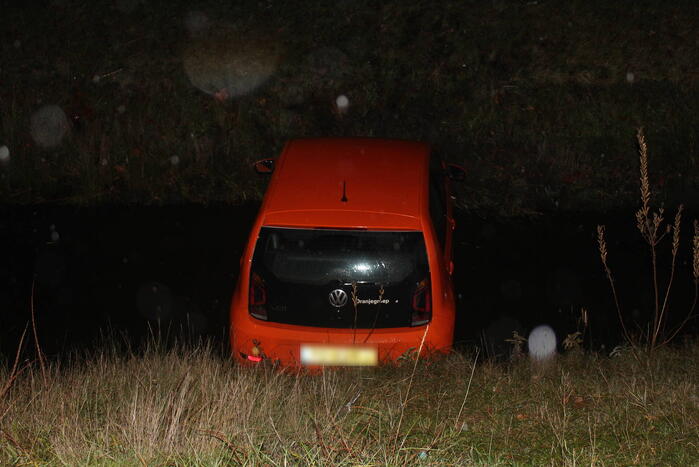 Personenauto belandt in ondiepe sloot