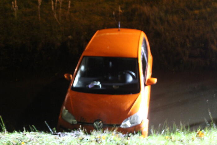 Personenauto belandt in ondiepe sloot