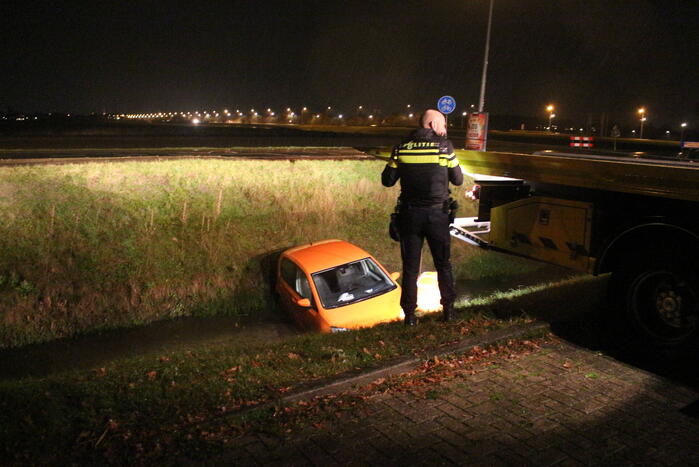 Personenauto belandt in ondiepe sloot
