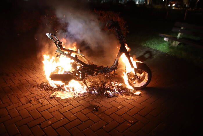 Scooter volledig uitgebrand