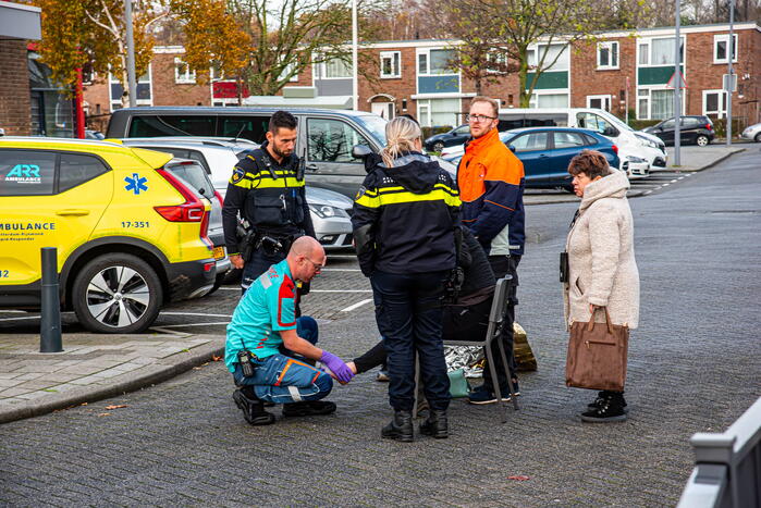 Scooterrijder schrikt en valt