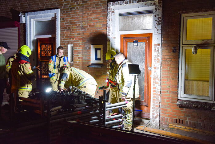 Flinke gaslekkage in voortuin van woning
