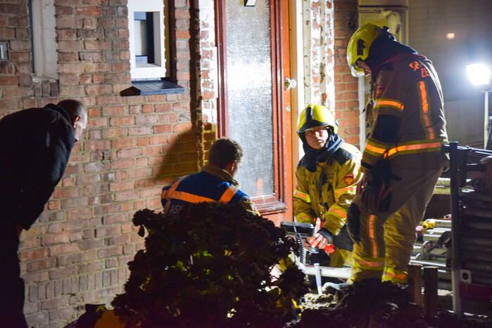 Flinke gaslekkage in voortuin van woning