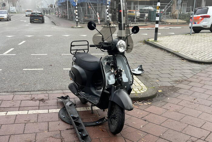 Scooterbestuurder botst hard tegen zijkant auto