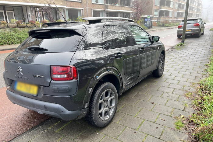 Scooterbestuurder botst hard tegen zijkant auto