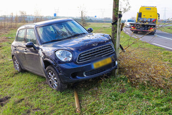 Automobilist botst tegen twee bomen