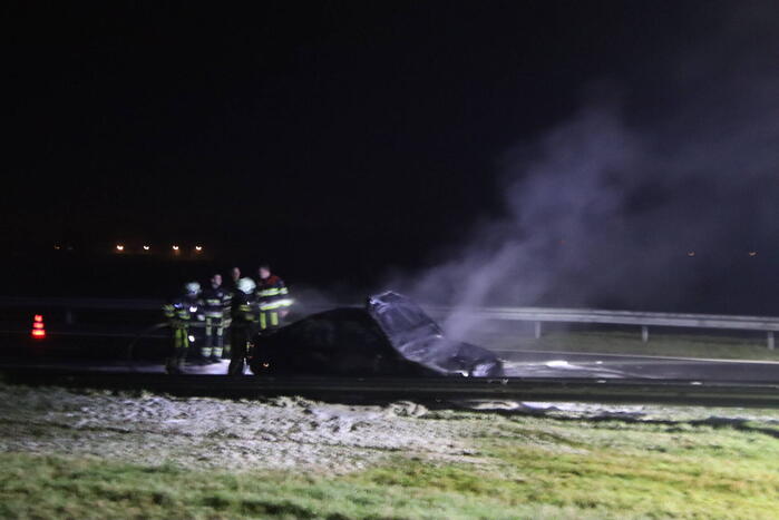 Auto vliegt tijdens het rijden in brand