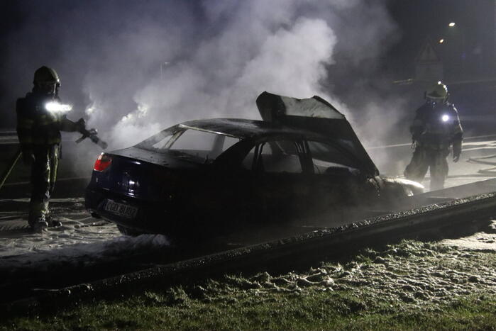 Auto vliegt tijdens het rijden in brand