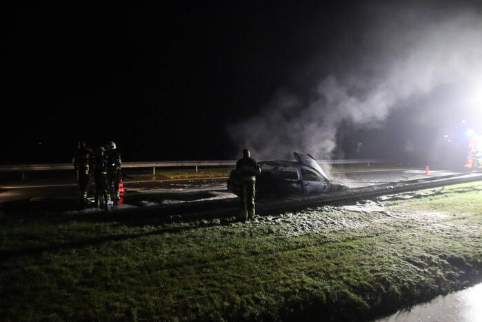 Auto vliegt tijdens het rijden in brand