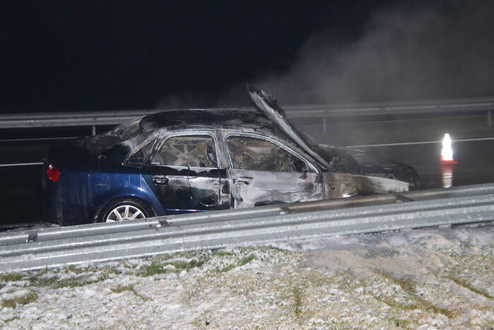Auto vliegt tijdens het rijden in brand