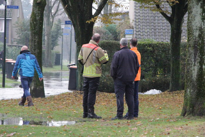 Straat onderwater door gesprongen waterleiding