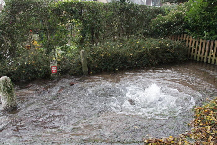 Straat onderwater door gesprongen waterleiding