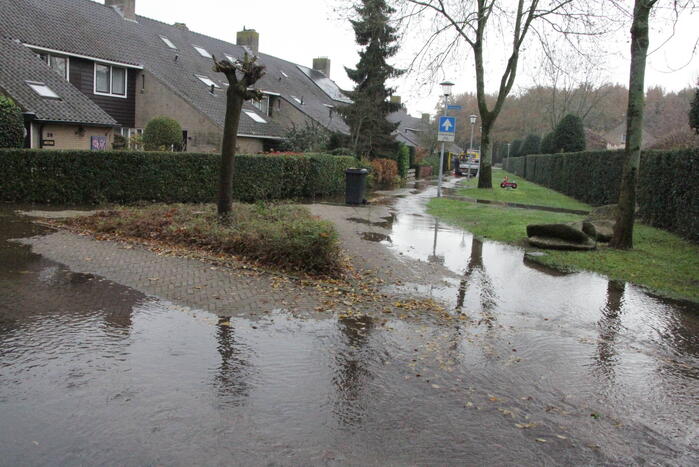Straat onderwater door gesprongen waterleiding
