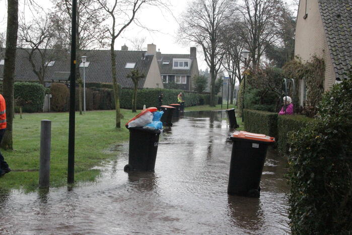 Straat onderwater door gesprongen waterleiding