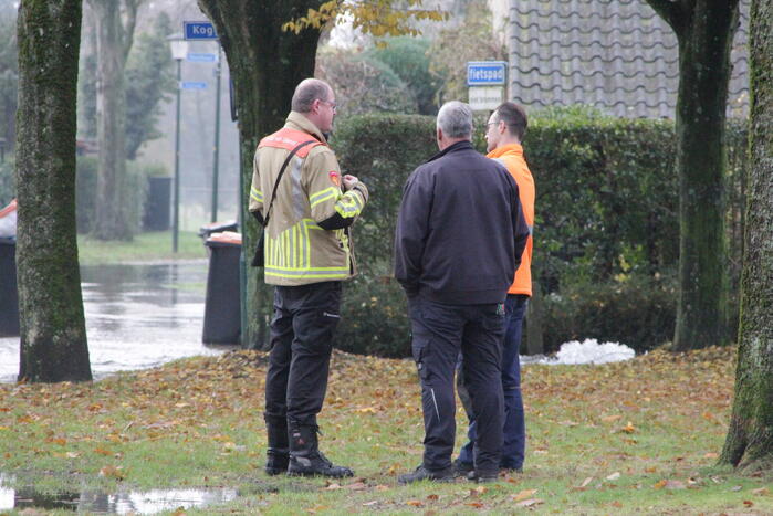 Straat onderwater door gesprongen waterleiding