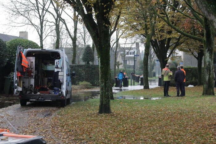 Straat onderwater door gesprongen waterleiding