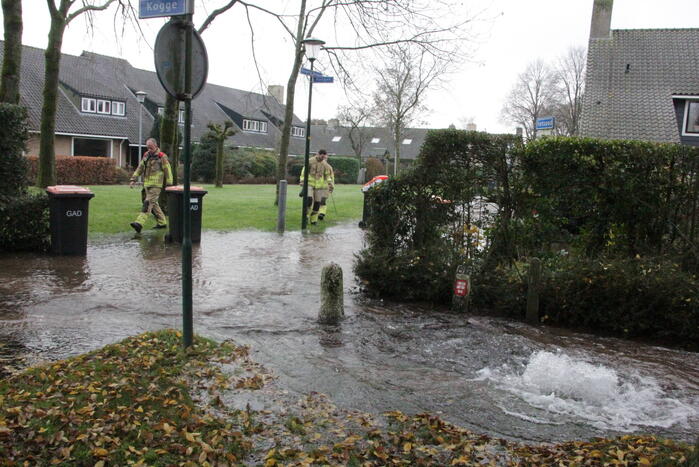 Straat onderwater door gesprongen waterleiding