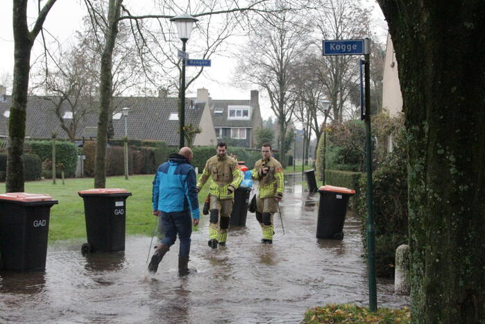 Straat onderwater door gesprongen waterleiding