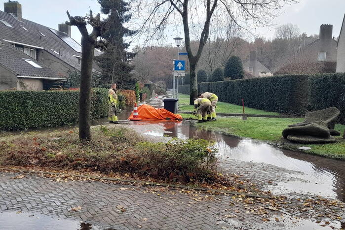 Straat onderwater door gesprongen waterleiding