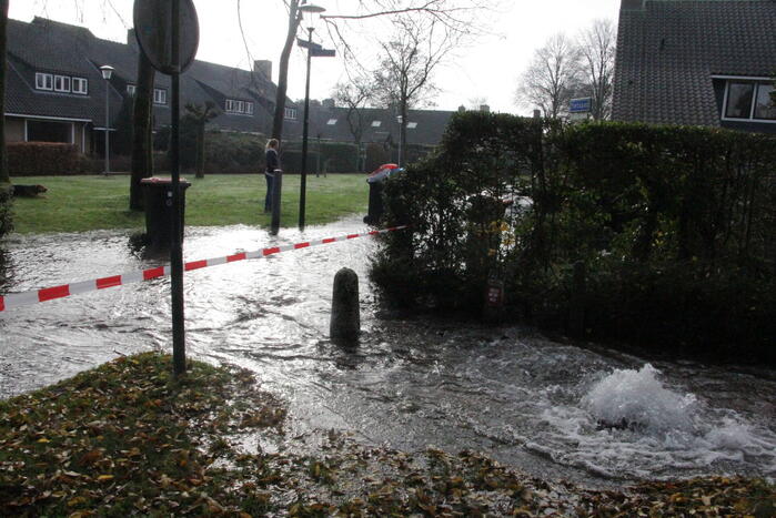 Straat onderwater door gesprongen waterleiding