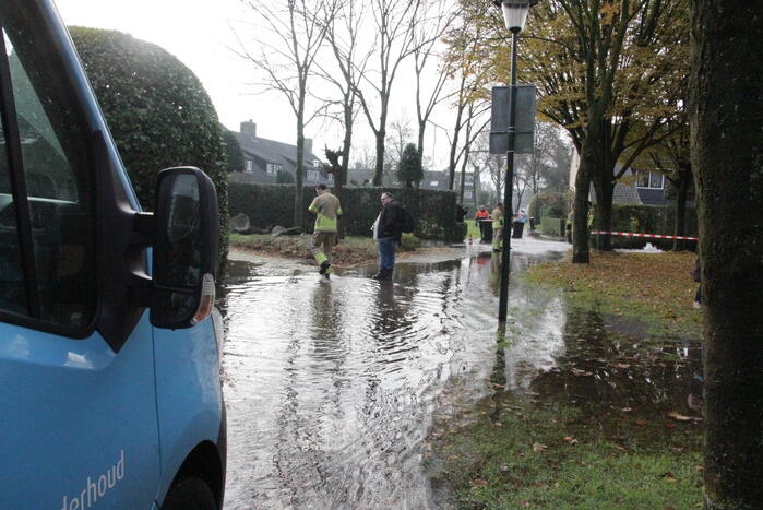 Straat onderwater door gesprongen waterleiding